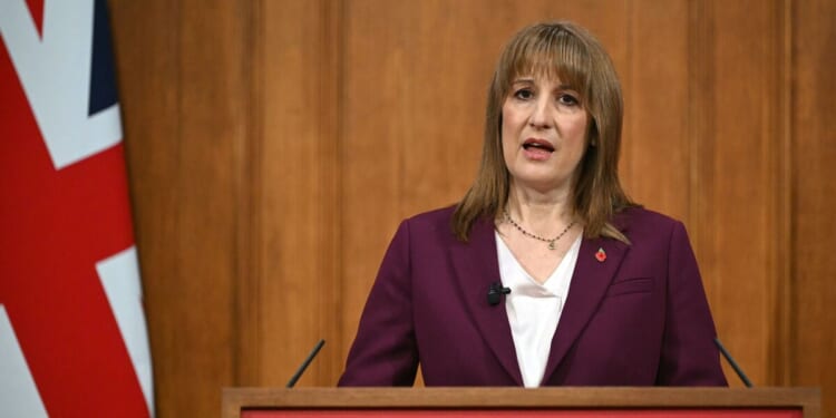 Nightmare for Rachel Reeves as 1 in 8 business chiefs set to leave UK over tax burden | Politics | News