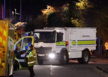 Oldham LIVE: Bomb squad and police lock down street as locals told 'stay away' | UK | News