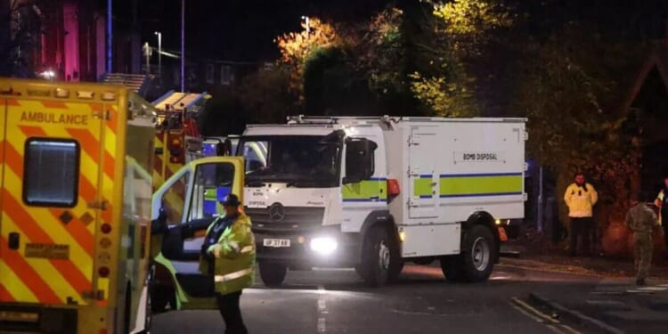 Oldham LIVE: Bomb squad and police lock down street as locals told 'stay away' | UK | News