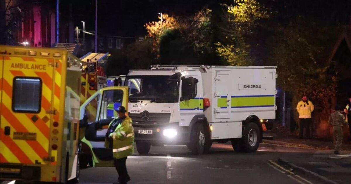 Oldham LIVE: Bomb squad and police lock down street as locals told 'stay away' | UK | News