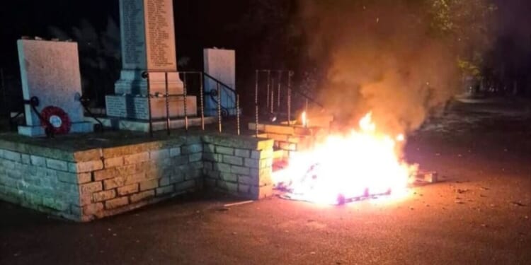Police look for culprit of arson attack on war memorial days before Remembrance Sunday | UK | News