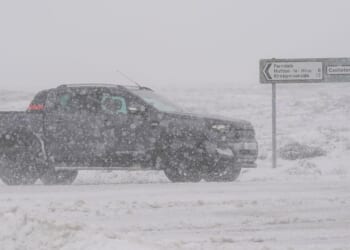 UK snow LIVE: School closures and travel chaos as Britain braces for rare amber warning | Weather | News