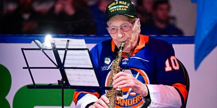104-Year-Old WWII Veteran Brings House Down With National Anthem