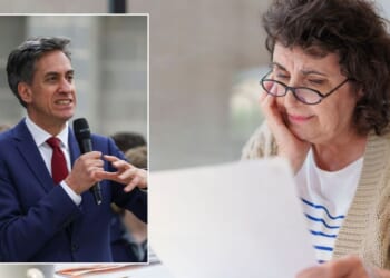 Ed Miliband demands suppliers pass on 'every single penny' of £150 discount to customers