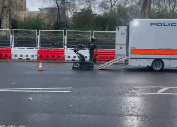 Westminster sealed off by police over security alert as bomb disposal army unit swoops in