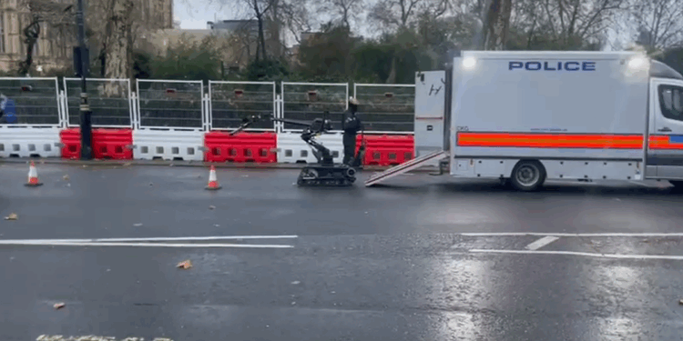 Westminster sealed off by police over security alert as bomb disposal army unit swoops in