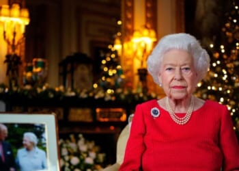 Queen Elizabeth would wear 7 different outfits on Christmas Day | Royal | News