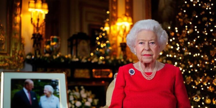 Queen Elizabeth would wear 7 different outfits on Christmas Day | Royal | News