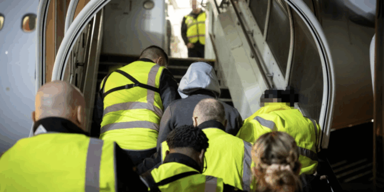 Migrant crisis: Number of foreign criminals NOT deported hits record high