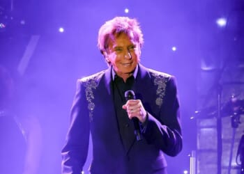 Barry Manilow Reveals Lung Cancer Diagnosis