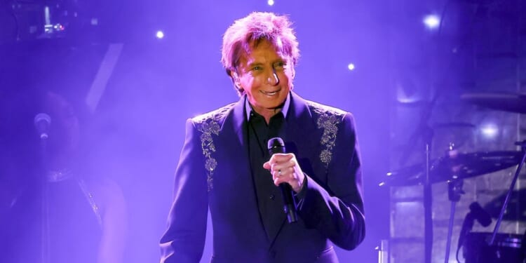 Barry Manilow Reveals Lung Cancer Diagnosis
