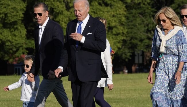 Biden Family Christmas Photo Has People Talking Because of How It Depicts Joe – RedState