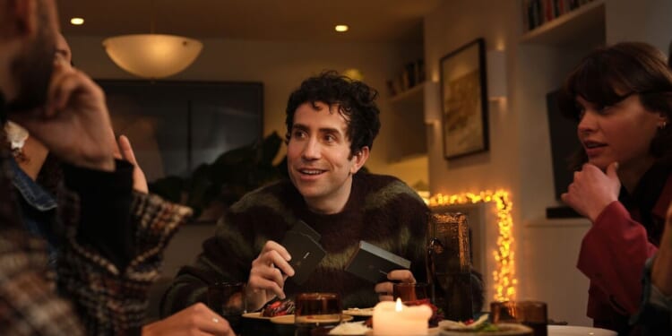 Christmas dinner awkwardness: 37% of Brits struggle with festive conversation | UK | News