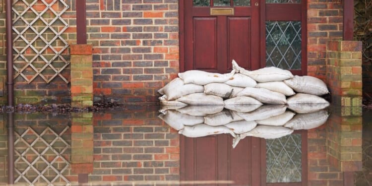 Households urged to 'prepare a flood kit' before Sunday | Weather | News