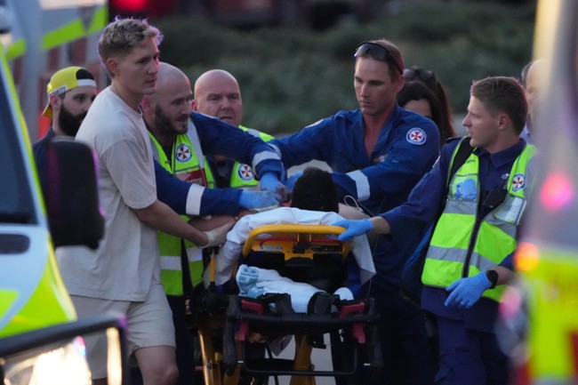 Jaw-Dropping Video Shows Moment Hero Bystander Takes Down Bondi Beach Terrorist – RedState