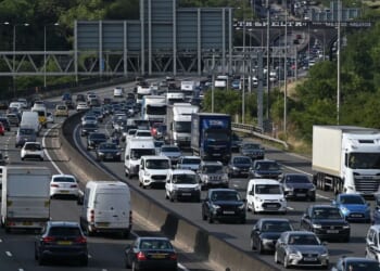 M25 Heathrow traffic live: Christmas getaway chaos as crash closes major road | UK | News