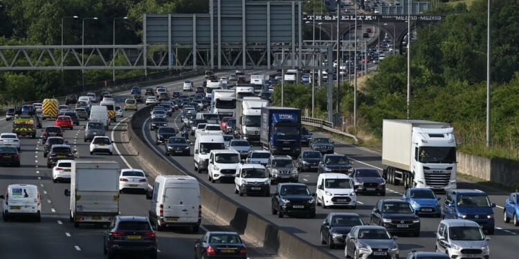 M25 Heathrow traffic live: Christmas getaway chaos as crash closes major road | UK | News