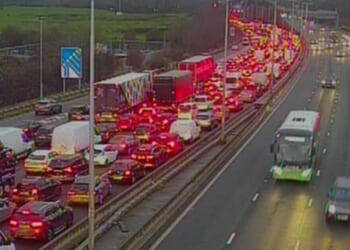 M4 traffic: Delays near London Heathrow Airport as vehicle fire sparks long queues | UK | News