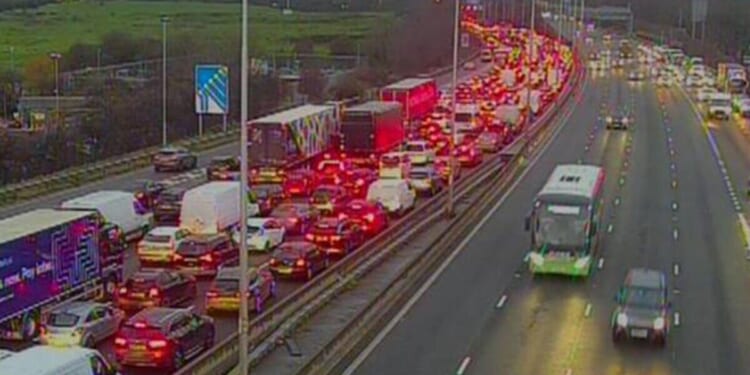 M4 traffic: Delays near London Heathrow Airport as vehicle fire sparks long queues | UK | News
