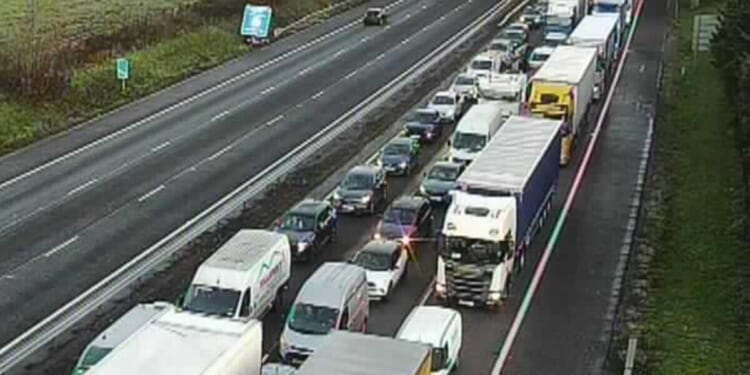 M40 traffic LIVE: Drivers face rush hour chaos as crash sparks 5.5-mile tailback | UK | News