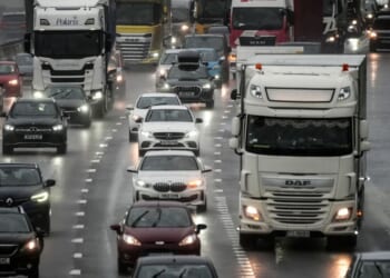 M606 LIVE: Motorway closed in both directions as drivers warned of 'long delays' | UK | News