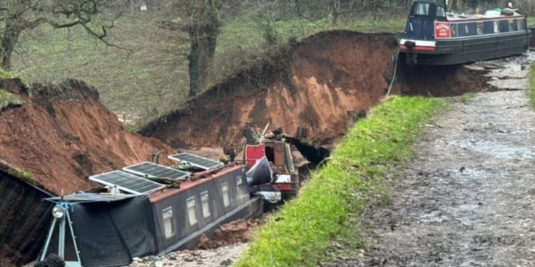 Major incident declared as huge sinkhole swallows canal in UK county | UK | News