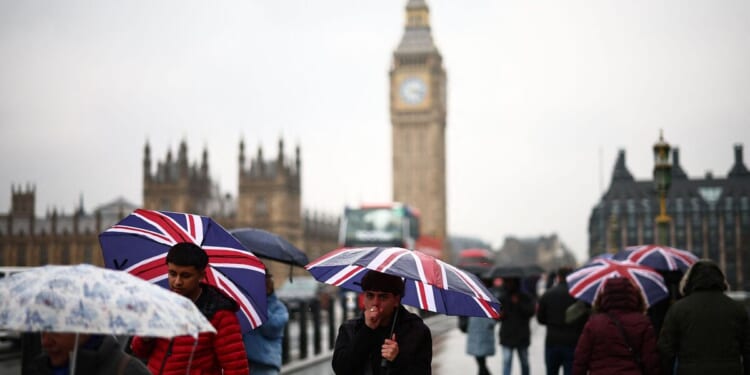Met Office issues 12 hour weather warnings for 2 regions including London in forecast | Weather | News