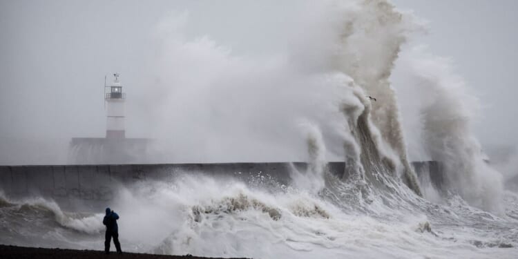 Met Office issues amber weather warning with 'danger to life' alert | Weather | News