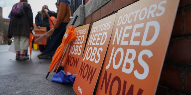 POLL: Do junior doctors deserve a 26% pay rise this year? | Politics | News