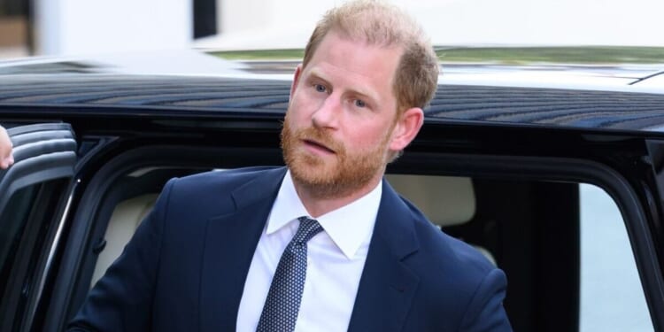 Prince Harry ‘stormed off in a huff’ over elderly fan’s Christmas request | Royal | News