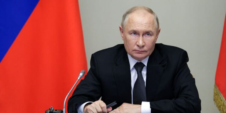 Putin humiliated as Ukraine blasts Russia’s ‘fake drone map’ after Putin’s palace attacked | World | News