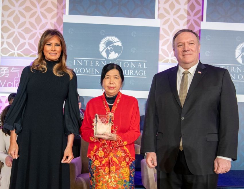 Susanna Liew, the wife of missing Malaysian pastor Raymond Koh, poses for a photograph with Secretary of State Mike Pompeo (R) and First Lady Melania Trump (L) during the International Women of Courage Award ceremony in Washington, D.C. on March 4, 2020.