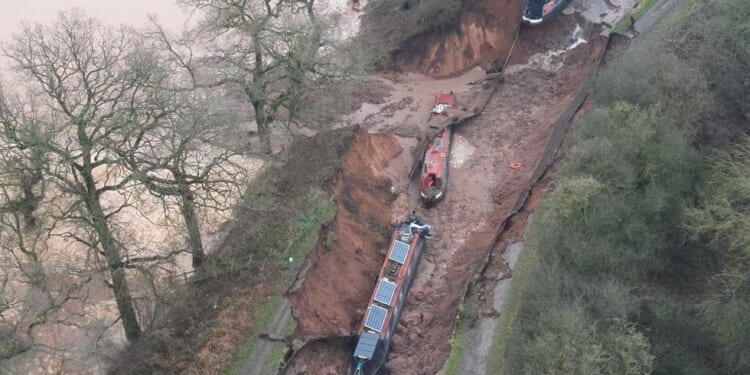 Three boats stranded after being swallowed by sinkhole