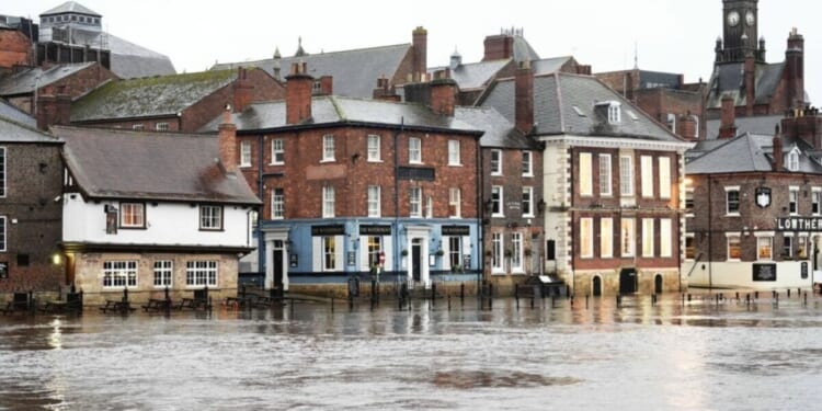 Storm Bram LIVE: 'Danger to life' as thousands of homes lose power | Weather | News