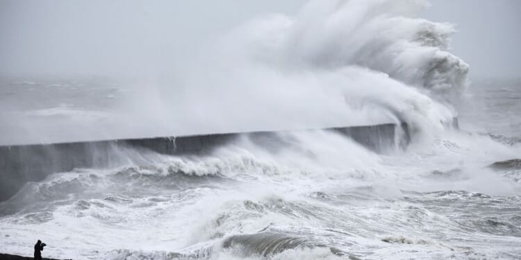 UK floods LIVE: Met Office amber warning and 'danger to life' alert | Weather | News