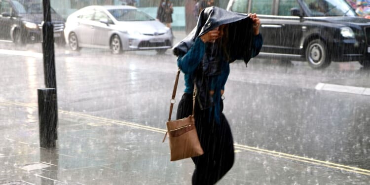 UK weather maps show Britain 'disappearing' under 712-mile storm | Weather | News