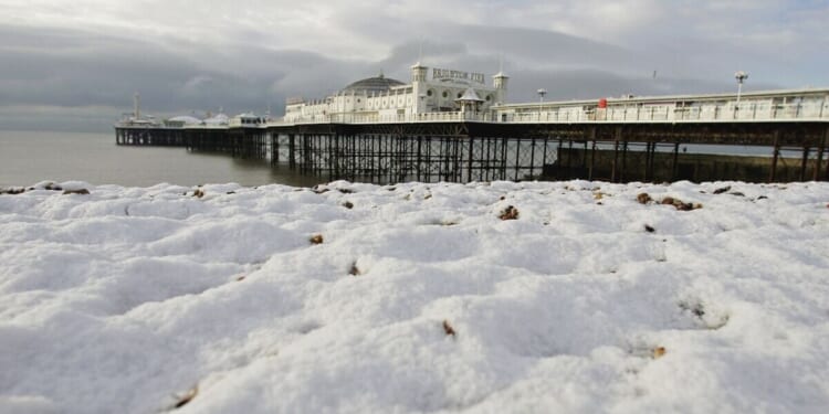 UK weather maps turn purple with snow as far south as Brighton amid -2C cold snap | Weather | News
