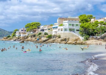 Warning to British tourists as holiday hotspot declares flu epidemic | World | News