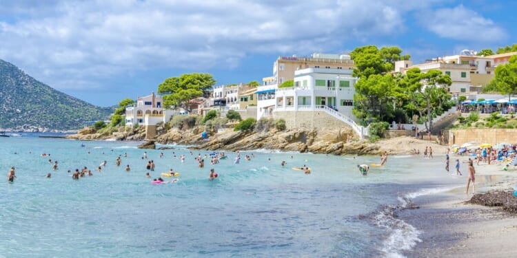 Warning to British tourists as holiday hotspot declares flu epidemic | World | News