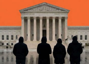 Yes, the First Amendment applies to non-citizens in the U.S.