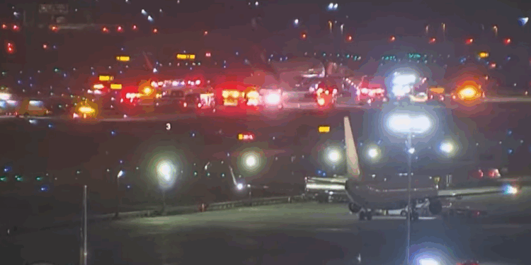 Police rush to major US airport after Boeing 767 suffers catastrophic landing failure