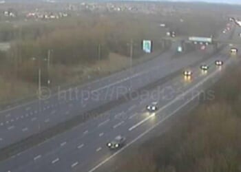 M1 traffic LIVE: Closure on motorway as crash in icy weather sparks delays