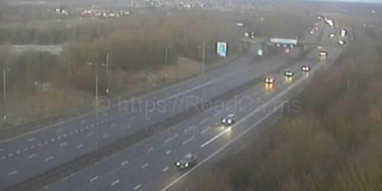 M1 traffic LIVE: Closure on motorway as crash in icy weather sparks delays