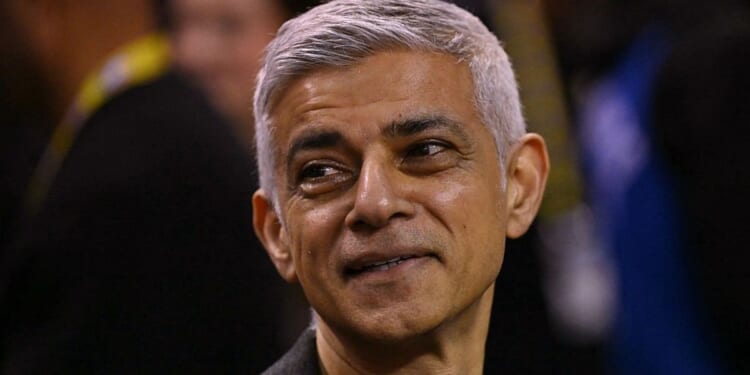 Sadiq Khan booed by hundreds of supporters as cameras pan to Mayor of London at NBA Game