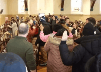 Mob chanting 'justice for Renee Good' storms church over rumours pastor had links to Ice