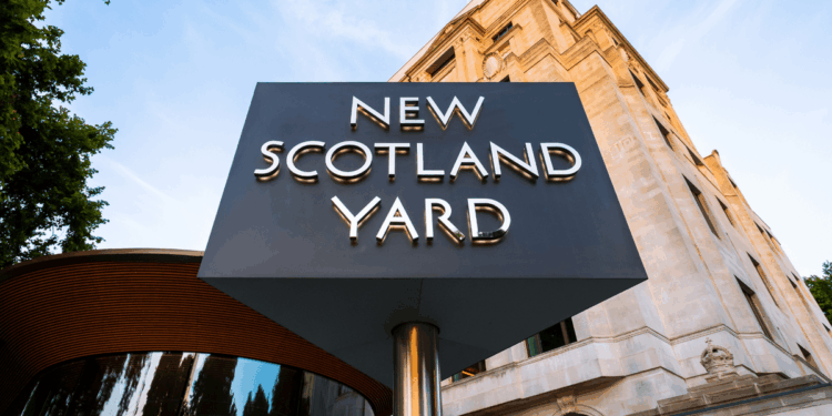 Ex-officer sues Scotland Yard for £1m after developing phobia of police stations