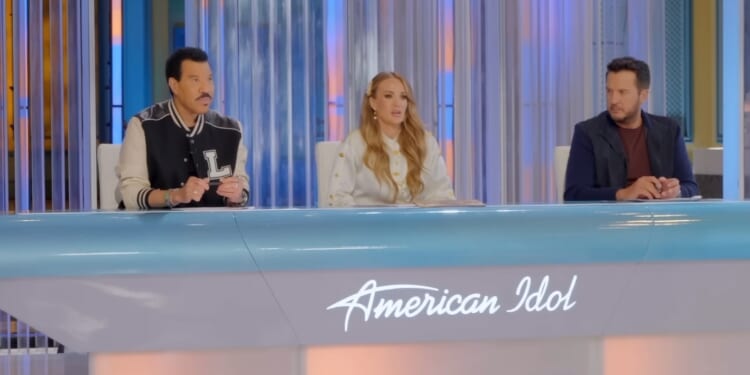 'American Idol' judge wipes away tears over mom's faith journey