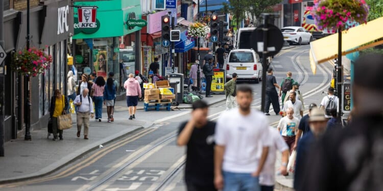 UK high street retailer on brink of crashing into administration - 1,000 jobs at risk | UK | News