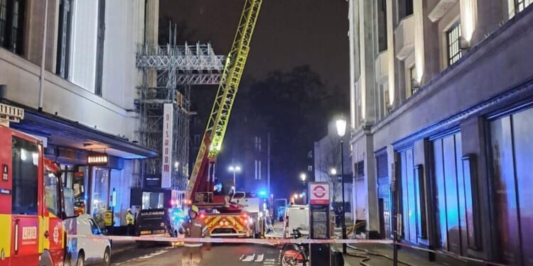 60 firefighters tackle rooftop blaze on busy High Street | UK | News