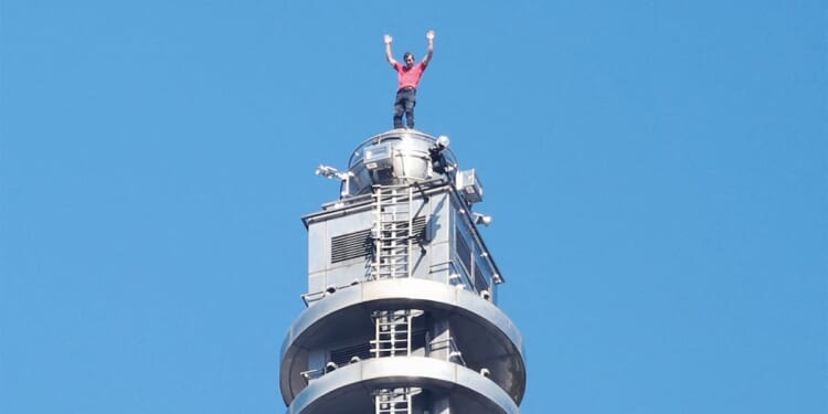 American Climber Scales Taiwan’s Tallest Skyscraper Without Any Safety Equipment